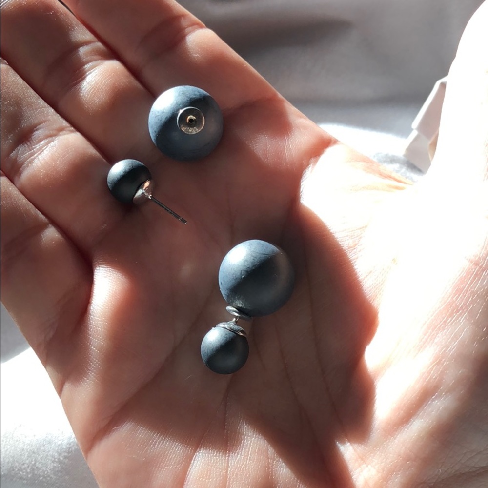 Black pearl like “reversible” earring